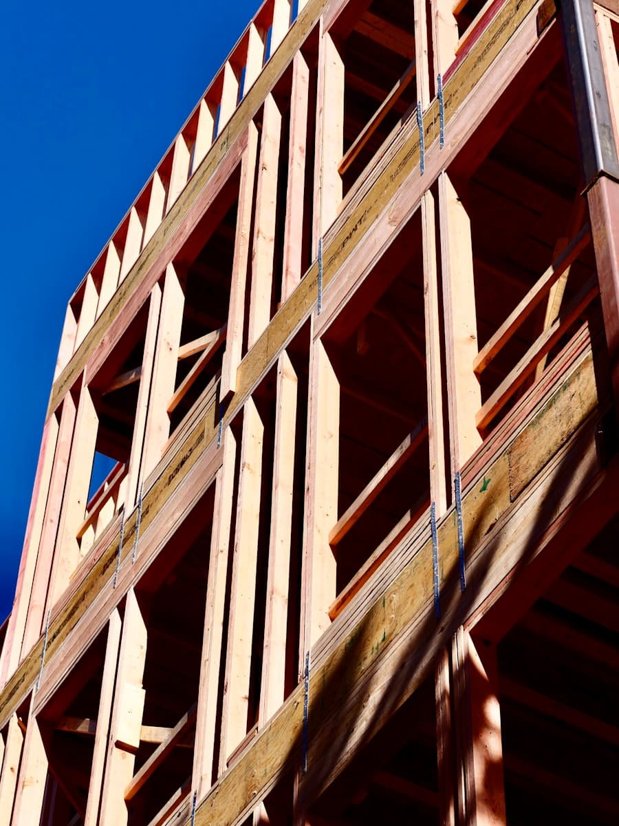 Tragwerk eines Hauses aus Holz vor blauem Himmel