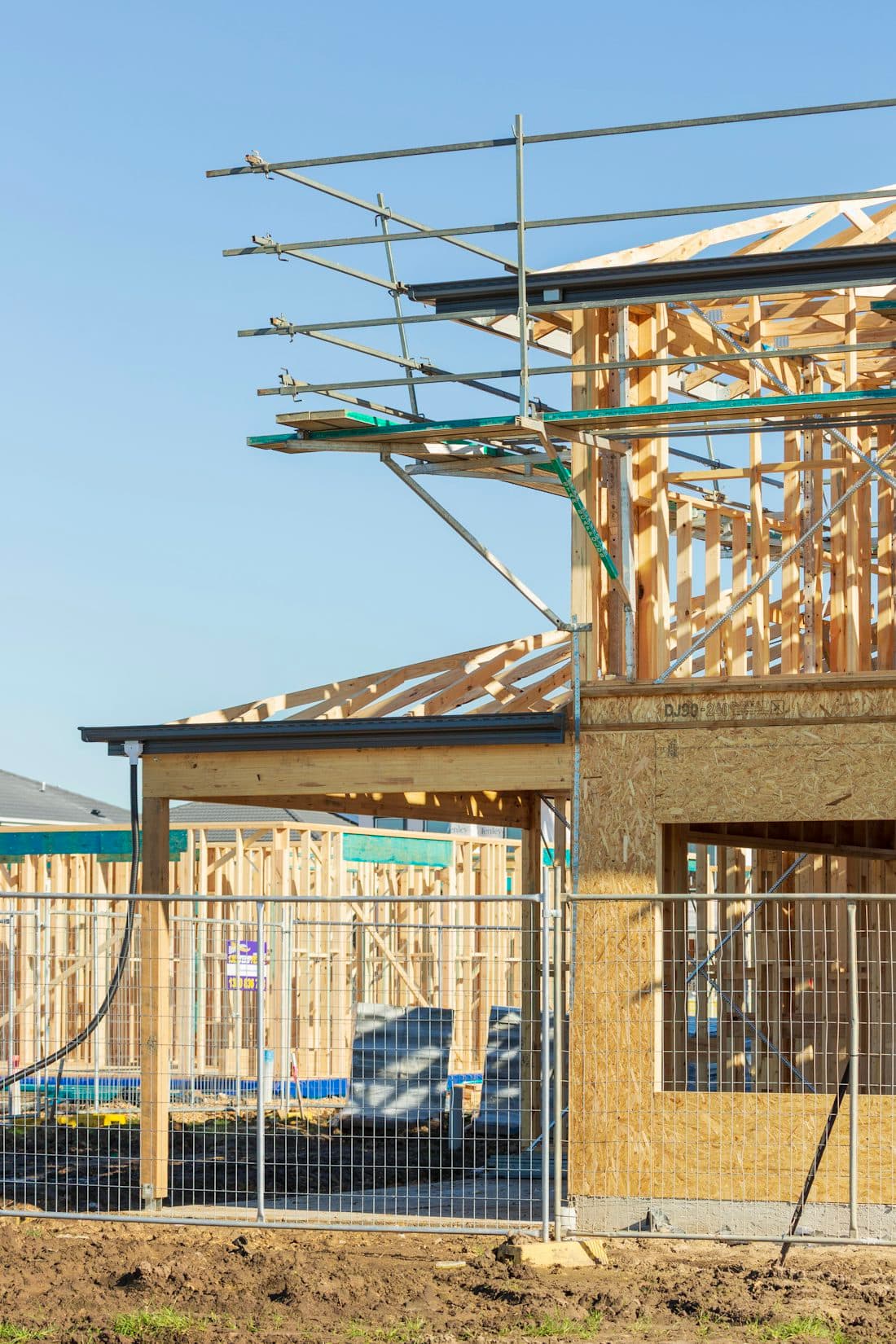 Neubau im Rohbau mit hölzernem Tragwerk und Gerüst