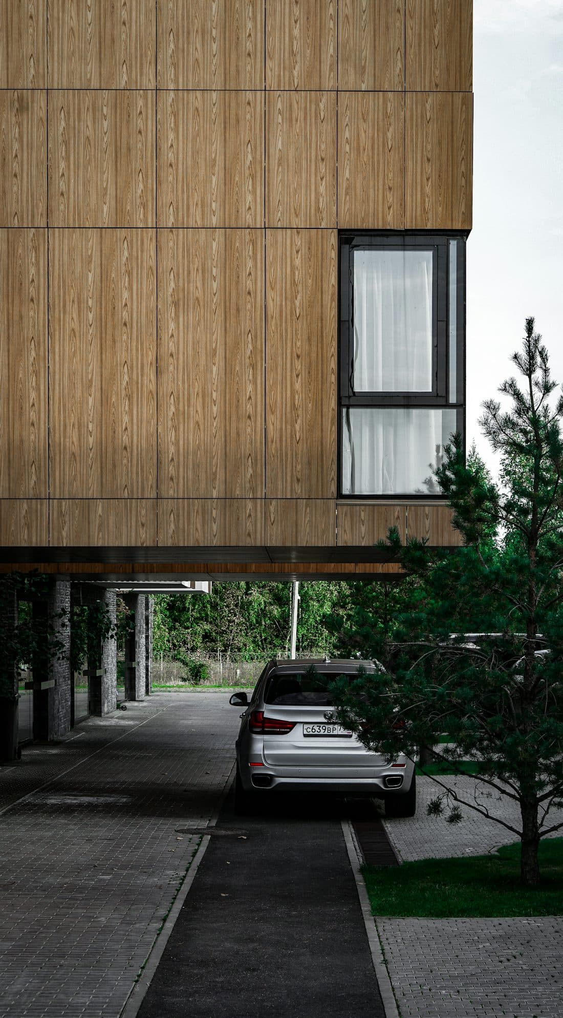 Wohnhaus aus Holz vor Bäumen bei Tageslicht