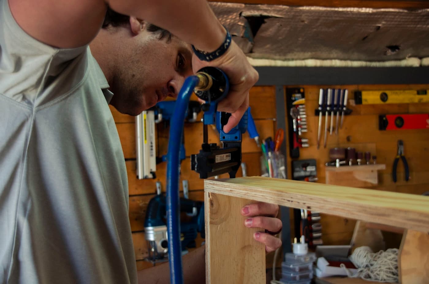 Zimmerer bei der Arbeit an einem Holzstück